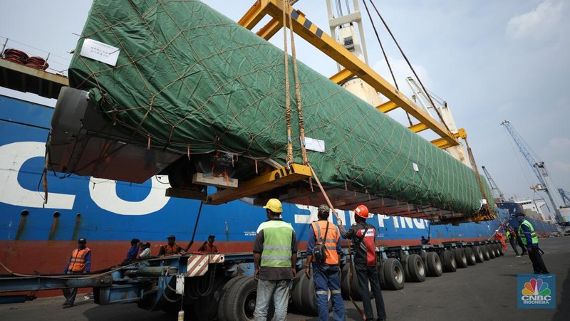 Pekerja melakukan bongkar muat rangkaian kereta cepat Jakarta Bandung  dari China ke Pelabuhan Tanjung Priok, Jakarta, Rabu (10/5/2023). (CNBC Indonesia/Tri Susilo)