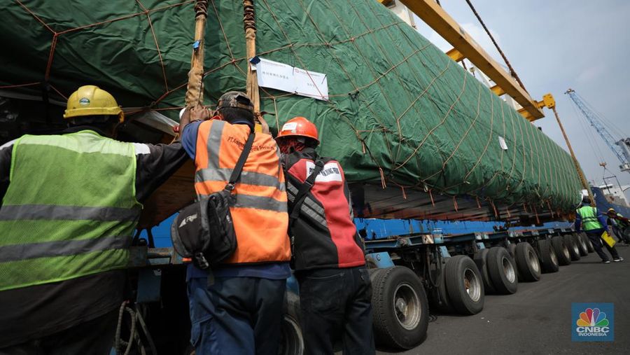 Pekerja melakukan bongkar muat rangkaian kereta cepat Jakarta Bandung  dari China ke Pelabuhan Tanjung Priok, Jakarta, Rabu (10/5/2023). (CNBC Indonesia/Tri Susilo)