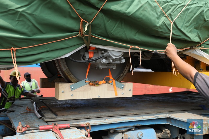 Pekerja melakukan bongkar muat rangkaian kereta cepat Jakarta Bandung dari China ke Pelabuhan Tanjung Priok, Jakarta, Rabu (10/5/2023). Pekerja melakukan bongkar muat rangkaian kereta cepat Jakarta Bandung dari China ke Pelabuhan Tanjung Priok, Jakarta, Rabu (10/5/2023). (CNBC Indonesia/Tri Susilo)