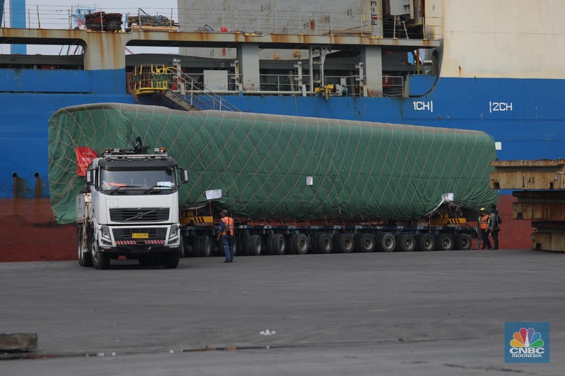 Pekerja melakukan bongkar muat rangkaian kereta cepat Jakarta Bandung  dari China ke Pelabuhan Tanjung Priok, Jakarta, Rabu (10/5/2023). (CNBC Indonesia/Tri Susilo)