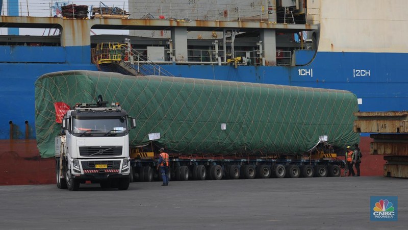 Pekerja melakukan bongkar muat rangkaian kereta cepat Jakarta Bandung  dari China ke Pelabuhan Tanjung Priok, Jakarta, Rabu (10/5/2023). (CNBC Indonesia/Tri Susilo)