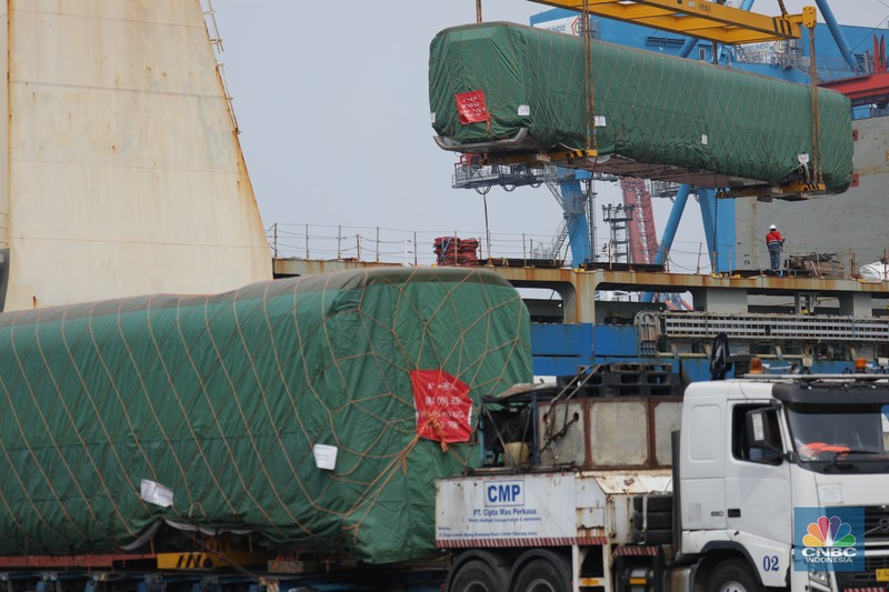 Pekerja melakukan bongkar muat rangkaian kereta cepat Jakarta Bandung  dari China ke Pelabuhan Tanjung Priok, Jakarta, Rabu (10/5/2023). (CNBC Indonesia/Tri Susilo)