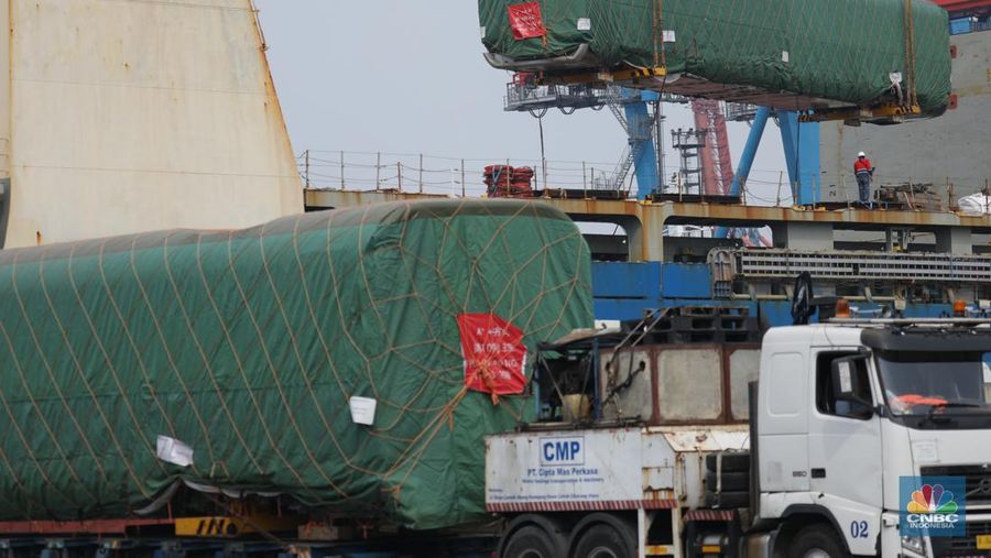 Pekerja melakukan bongkar muat rangkaian kereta cepat Jakarta Bandung  dari China ke Pelabuhan Tanjung Priok, Jakarta, Rabu (10/5/2023). (CNBC Indonesia/Tri Susilo)