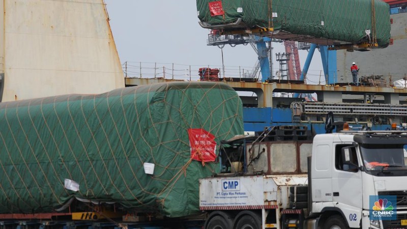 Pekerja melakukan bongkar muat rangkaian kereta cepat Jakarta Bandung  dari China ke Pelabuhan Tanjung Priok, Jakarta, Rabu (10/5/2023). (CNBC Indonesia/Tri Susilo)