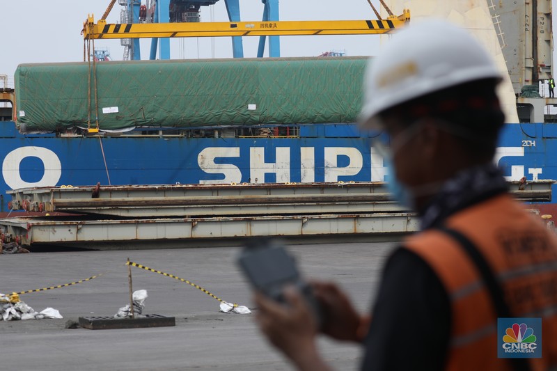Pekerja melakukan bongkar muat rangkaian kereta cepat Jakarta Bandung dari China ke Pelabuhan Tanjung Priok, Jakarta, Rabu (10/5/2023). Pekerja melakukan bongkar muat rangkaian kereta cepat Jakarta Bandung dari China ke Pelabuhan Tanjung Priok, Jakarta, Rabu (10/5/2023). (CNBC Indonesia/Tri Susilo)