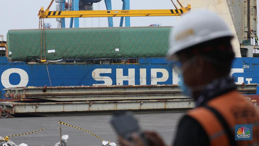 Pekerja melakukan bongkar muat rangkaian kereta cepat Jakarta Bandung  dari China ke Pelabuhan Tanjung Priok, Jakarta, Rabu (10/5/2023). (CNBC Indonesia/Tri Susilo)