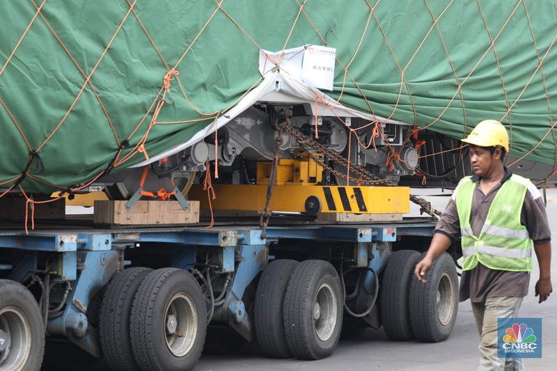 Pekerja melakukan bongkar muat rangkaian kereta cepat Jakarta Bandung dari China ke Pelabuhan Tanjung Priok, Jakarta, Rabu (10/5/2023). Pekerja melakukan bongkar muat rangkaian kereta cepat Jakarta Bandung dari China ke Pelabuhan Tanjung Priok, Jakarta, Rabu (10/5/2023). (CNBC Indonesia/Tri Susilo)