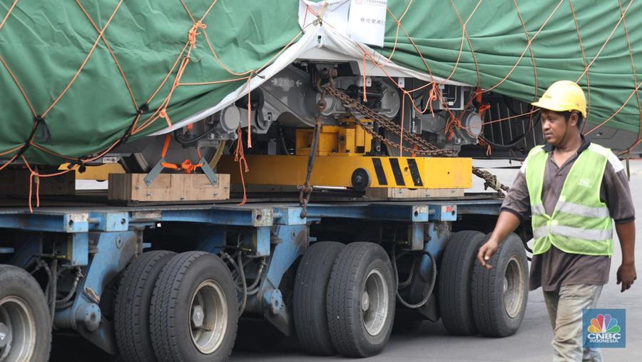 Pekerja melakukan bongkar muat rangkaian kereta cepat Jakarta Bandung  dari China ke Pelabuhan Tanjung Priok, Jakarta, Rabu (10/5/2023). (CNBC Indonesia/Tri Susilo)