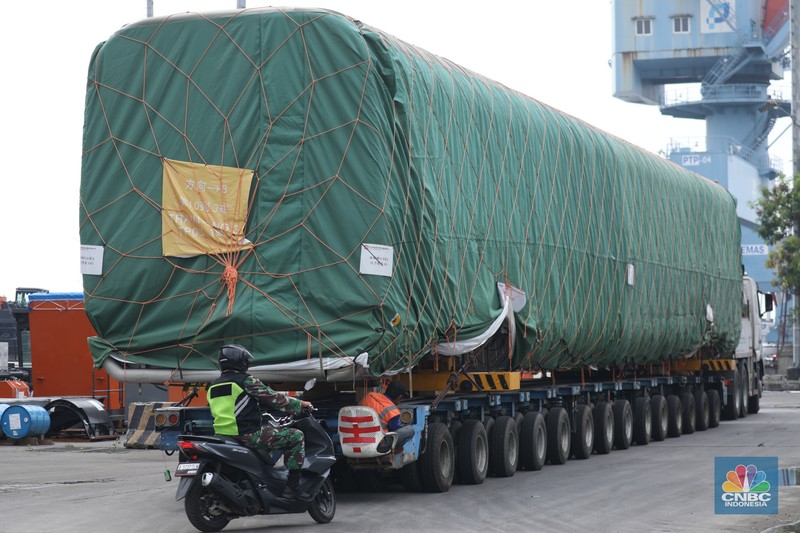 Pekerja melakukan bongkar muat rangkaian kereta cepat Jakarta Bandung  dari China ke Pelabuhan Tanjung Priok, Jakarta, Rabu (10/5/2023). (CNBC Indonesia/Tri Susilo)