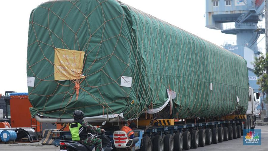 Pekerja melakukan bongkar muat rangkaian kereta cepat Jakarta Bandung  dari China ke Pelabuhan Tanjung Priok, Jakarta, Rabu (10/5/2023). (CNBC Indonesia/Tri Susilo)
