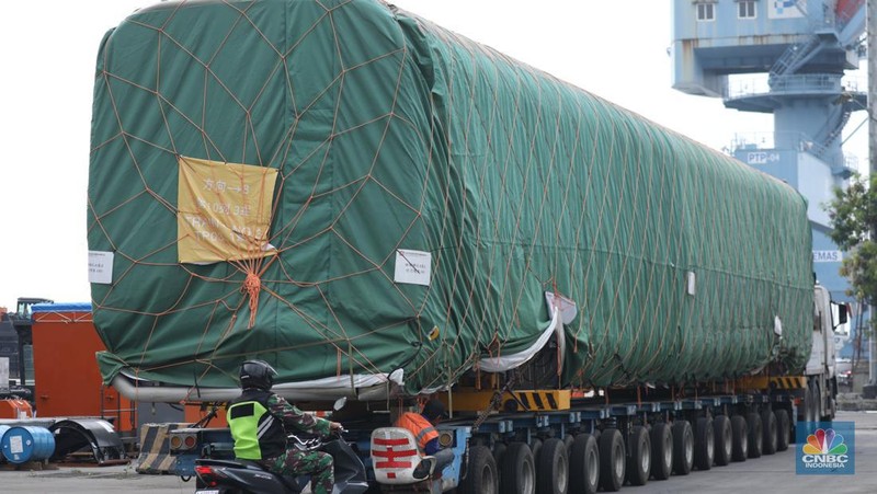 Pekerja melakukan bongkar muat rangkaian kereta cepat Jakarta Bandung  dari China ke Pelabuhan Tanjung Priok, Jakarta, Rabu (10/5/2023). (CNBC Indonesia/Tri Susilo)