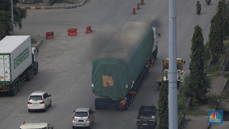 Pekerja melakukan bongkar muat rangkaian kereta cepat Jakarta Bandung  dari China ke Pelabuhan Tanjung Priok, Jakarta, Rabu (10/5/2023). (CNBC Indonesia/Tri Susilo)