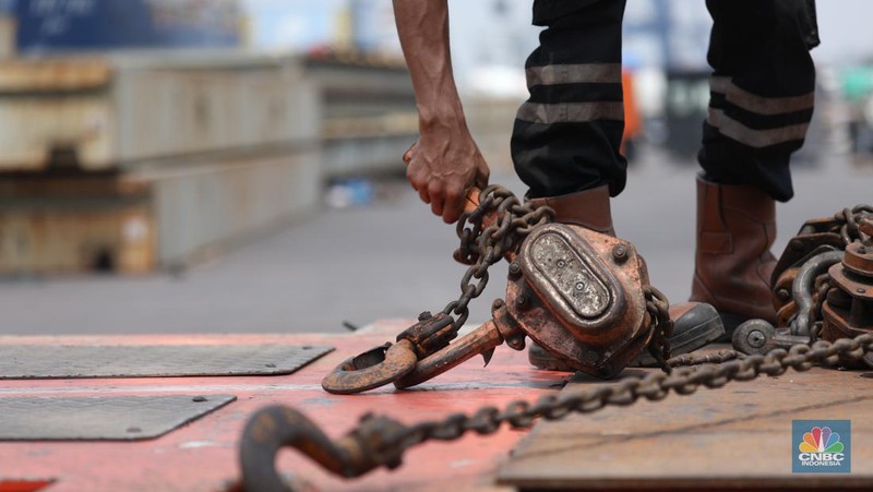 Pekerja melakukan bongkar muat rangkaian kereta cepat Jakarta Bandung  dari China ke Pelabuhan Tanjung Priok, Jakarta, Rabu (10/5/2023). (CNBC Indonesia/Tri Susilo)