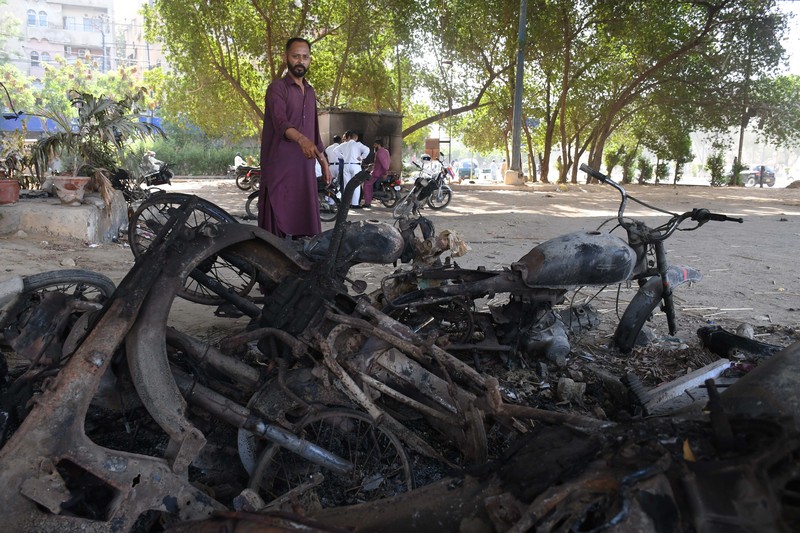 Seorang pria melintasi jalan melewati barikade yang dibakar oleh para pendukung mantan Perdana Menteri Pakistan Imran Khan selama protes terhadap penangkapannya, di Karachi, Pakistan, Selasa (9/5/2023). Seorang pria melintasi jalan melewati barikade yang dibakar oleh para pendukung mantan Perdana Menteri Pakistan Imran Khan selama protes terhadap penangkapannya, di Karachi, Pakistan, Selasa (9/5/2023). (REUTERS/AKHTAR SOOMRO)