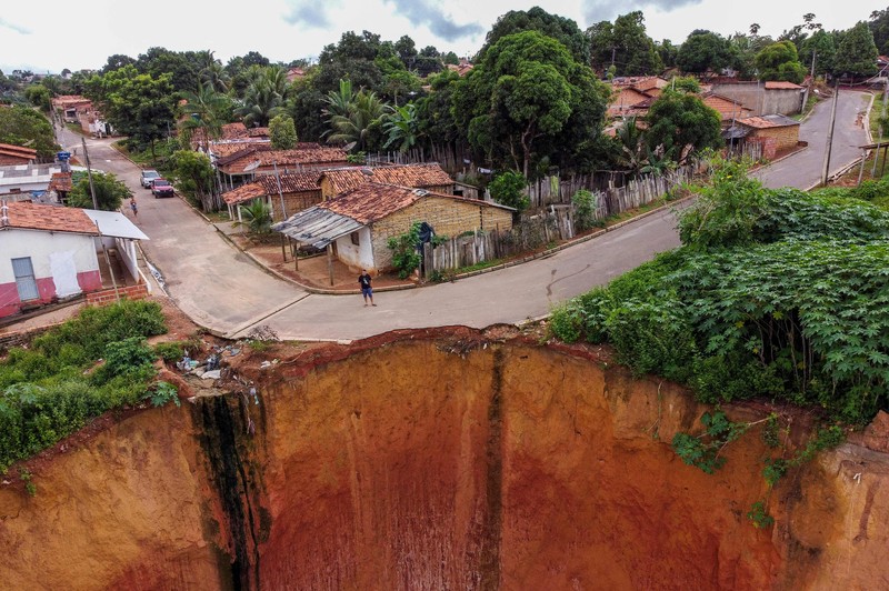 Pemandangan erosi di Buriticupu, negara bagian Maranhao, Brasil, diambil pada 21 April 2023. Pemandangan erosi di Buriticupu, negara bagian Maranhao, Brasil, diambil pada 21 April 2023. - Sebuah fenomena tidak biasa yang disebabkan oleh kurangnya perencanaan kota dan penggundulan hutan yang agresif mendorong Buriticupu, sebuah kota kecil di negara bagian Maranhao yang miskin di timur laut Brasil, menuju erosi bertahap runtuh, kata para ahli. Kota berpenduduk 70.000 jiwa ini menderita akibat