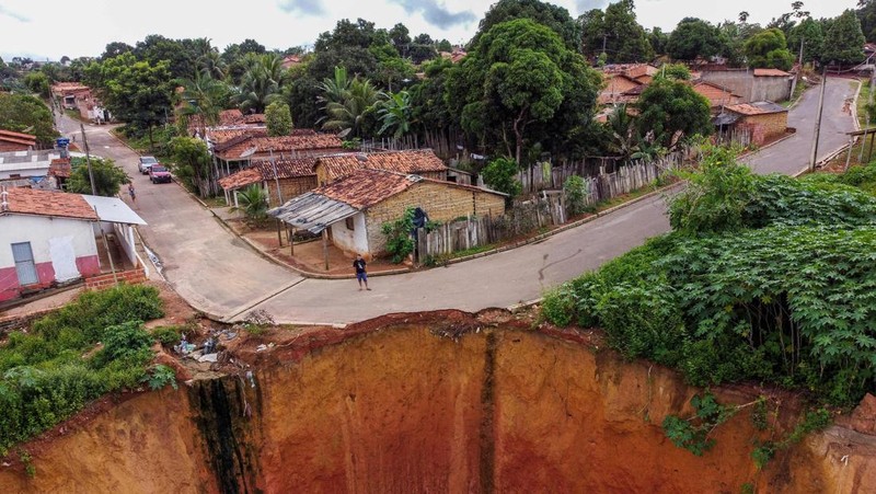 Pemandangan erosi di Buriticupu, negara bagian Maranhao, Brasil, diambil pada 21 April 2023. - Sebuah fenomena tidak biasa yang disebabkan oleh kurangnya perencanaan kota dan penggundulan hutan yang agresif mendorong Buriticupu, sebuah kota kecil di negara bagian Maranhao yang miskin di timur laut Brasil, menuju erosi bertahap runtuh, kata para ahli. Kota berpenduduk 70.000 jiwa ini menderita akibat 