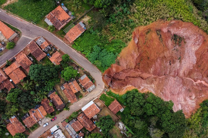 Pemandangan erosi di Buriticupu, negara bagian Maranhao, Brasil, diambil pada 21 April 2023. Pemandangan erosi di Buriticupu, negara bagian Maranhao, Brasil, diambil pada 21 April 2023. - Sebuah fenomena tidak biasa yang disebabkan oleh kurangnya perencanaan kota dan penggundulan hutan yang agresif mendorong Buriticupu, sebuah kota kecil di negara bagian Maranhao yang miskin di timur laut Brasil, menuju erosi bertahap runtuh, kata para ahli. Kota berpenduduk 70.000 jiwa ini menderita akibat