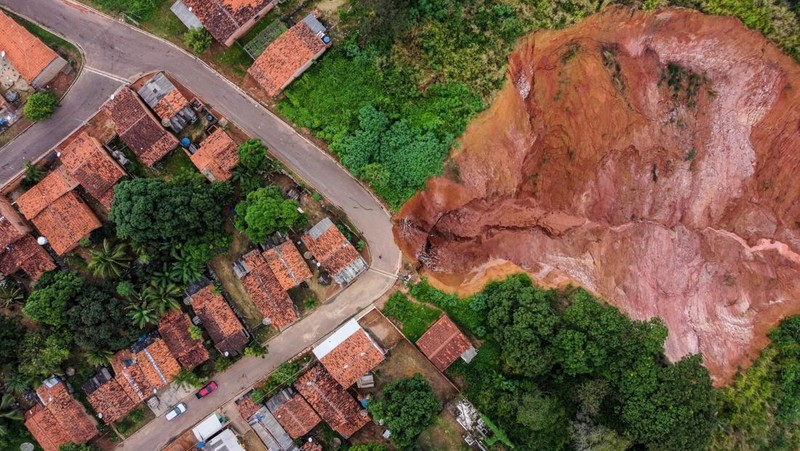 Pemandangan erosi di Buriticupu, negara bagian Maranhao, Brasil, diambil pada 21 April 2023. - Sebuah fenomena tidak biasa yang disebabkan oleh kurangnya perencanaan kota dan penggundulan hutan yang agresif mendorong Buriticupu, sebuah kota kecil di negara bagian Maranhao yang miskin di timur laut Brasil, menuju erosi bertahap runtuh, kata para ahli. Kota berpenduduk 70.000 jiwa ini menderita akibat 