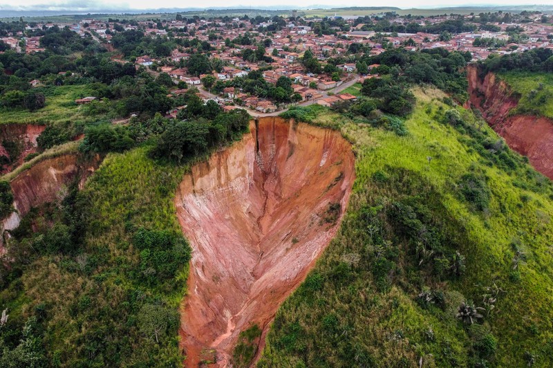 Pemandangan erosi di Buriticupu, negara bagian Maranhao, Brasil, diambil pada 21 April 2023. Pemandangan erosi di Buriticupu, negara bagian Maranhao, Brasil, diambil pada 21 April 2023. - Sebuah fenomena tidak biasa yang disebabkan oleh kurangnya perencanaan kota dan penggundulan hutan yang agresif mendorong Buriticupu, sebuah kota kecil di negara bagian Maranhao yang miskin di timur laut Brasil, menuju erosi bertahap runtuh, kata para ahli. Kota berpenduduk 70.000 jiwa ini menderita akibat