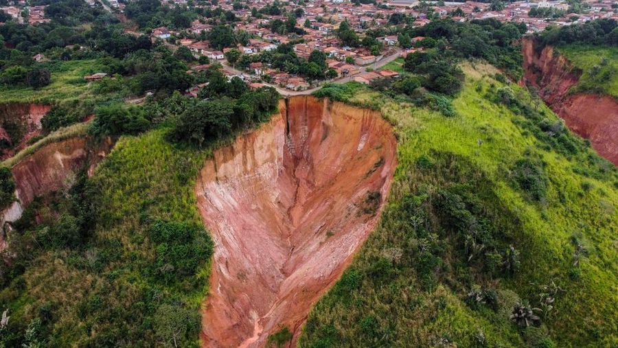 Pemandangan erosi di Buriticupu, negara bagian Maranhao, Brasil, diambil pada 21 April 2023. - Sebuah fenomena tidak biasa yang disebabkan oleh kurangnya perencanaan kota dan penggundulan hutan yang agresif mendorong Buriticupu, sebuah kota kecil di negara bagian Maranhao yang miskin di timur laut Brasil, menuju erosi bertahap runtuh, kata para ahli. Kota berpenduduk 70.000 jiwa ini menderita akibat 
