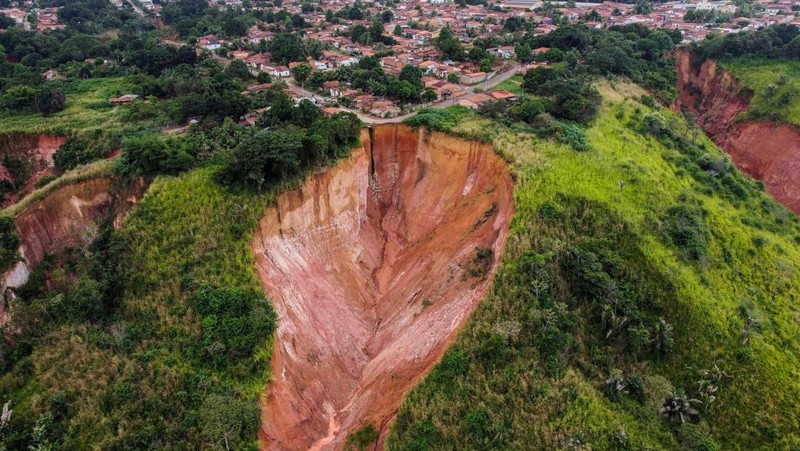 Pemandangan erosi di Buriticupu, negara bagian Maranhao, Brasil, diambil pada 21 April 2023. - Sebuah fenomena tidak biasa yang disebabkan oleh kurangnya perencanaan kota dan penggundulan hutan yang agresif mendorong Buriticupu, sebuah kota kecil di negara bagian Maranhao yang miskin di timur laut Brasil, menuju erosi bertahap runtuh, kata para ahli. Kota berpenduduk 70.000 jiwa ini menderita akibat 