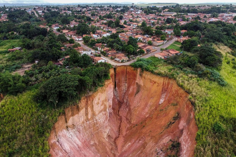 Pemandangan erosi di Buriticupu, negara bagian Maranhao, Brasil, diambil pada 21 April 2023. Pemandangan erosi di Buriticupu, negara bagian Maranhao, Brasil, diambil pada 21 April 2023. - Sebuah fenomena tidak biasa yang disebabkan oleh kurangnya perencanaan kota dan penggundulan hutan yang agresif mendorong Buriticupu, sebuah kota kecil di negara bagian Maranhao yang miskin di timur laut Brasil, menuju erosi bertahap runtuh, kata para ahli. Kota berpenduduk 70.000 jiwa ini menderita akibat