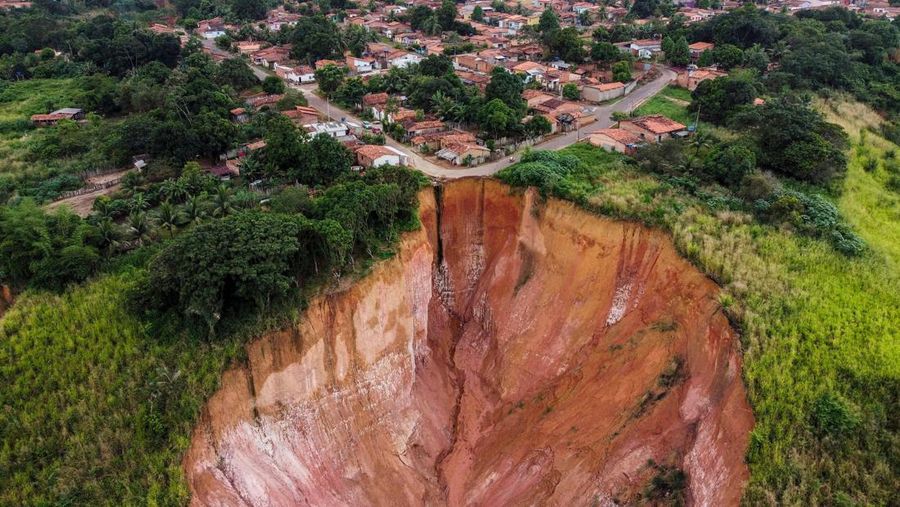 Pemandangan erosi di Buriticupu, negara bagian Maranhao, Brasil, diambil pada 21 April 2023. - Sebuah fenomena tidak biasa yang disebabkan oleh kurangnya perencanaan kota dan penggundulan hutan yang agresif mendorong Buriticupu, sebuah kota kecil di negara bagian Maranhao yang miskin di timur laut Brasil, menuju erosi bertahap runtuh, kata para ahli. Kota berpenduduk 70.000 jiwa ini menderita akibat 