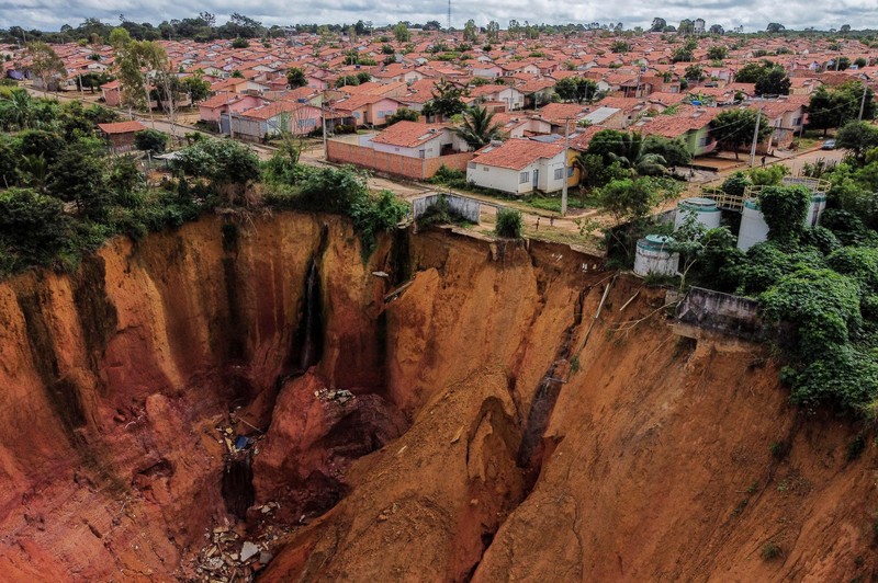 Pemandangan erosi di Buriticupu, negara bagian Maranhao, Brasil, diambil pada 21 April 2023. Pemandangan erosi di Buriticupu, negara bagian Maranhao, Brasil, diambil pada 21 April 2023. - Sebuah fenomena tidak biasa yang disebabkan oleh kurangnya perencanaan kota dan penggundulan hutan yang agresif mendorong Buriticupu, sebuah kota kecil di negara bagian Maranhao yang miskin di timur laut Brasil, menuju erosi bertahap runtuh, kata para ahli. Kota berpenduduk 70.000 jiwa ini menderita akibat