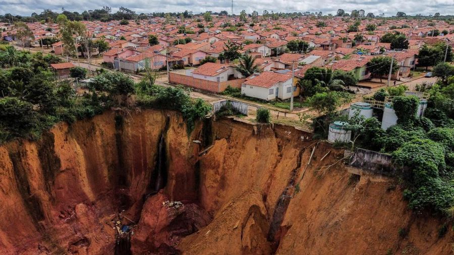 Pemandangan erosi di Buriticupu, negara bagian Maranhao, Brasil, diambil pada 21 April 2023. - Sebuah fenomena tidak biasa yang disebabkan oleh kurangnya perencanaan kota dan penggundulan hutan yang agresif mendorong Buriticupu, sebuah kota kecil di negara bagian Maranhao yang miskin di timur laut Brasil, menuju erosi bertahap runtuh, kata para ahli. Kota berpenduduk 70.000 jiwa ini menderita akibat 