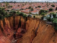 Ngeri! Begini Penampakan Tanah Terbelah di Brasil