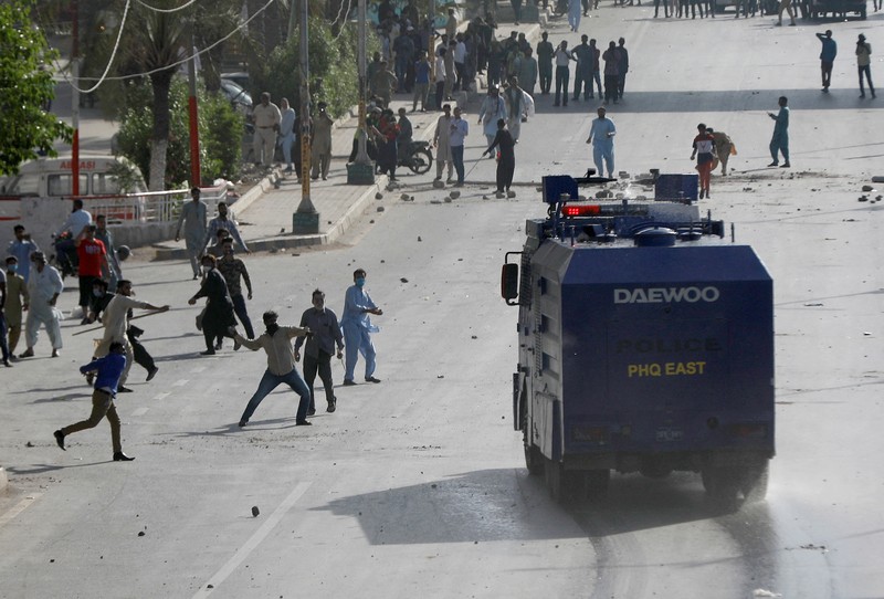 PAKISTAN-POLITICS/KHAN Pendukung mantan Perdana Menteri Pakistan Imran Khan memblokir jalan raya, selama protes menentang penangkapannya, di Karachi, Pakistan, Selasa (9/5/2023). (REUTERS/AKHTAR SOOMRO)