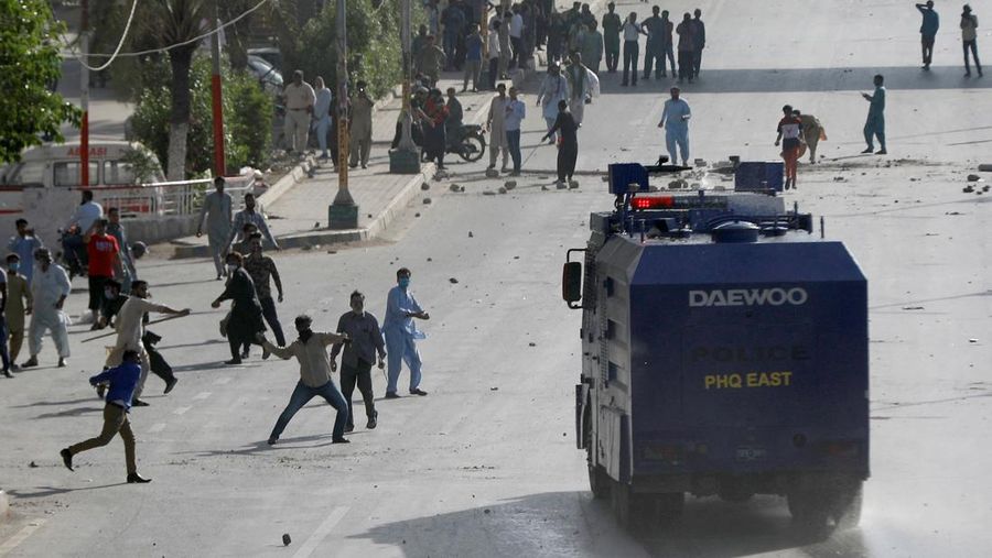 Pendukung mantan Perdana Menteri Pakistan Imran Khan memblokir jalan raya, selama protes menentang penangkapannya, di Karachi, Pakistan, Selasa (9/5/2023). (REUTERS/AKHTAR SOOMRO)