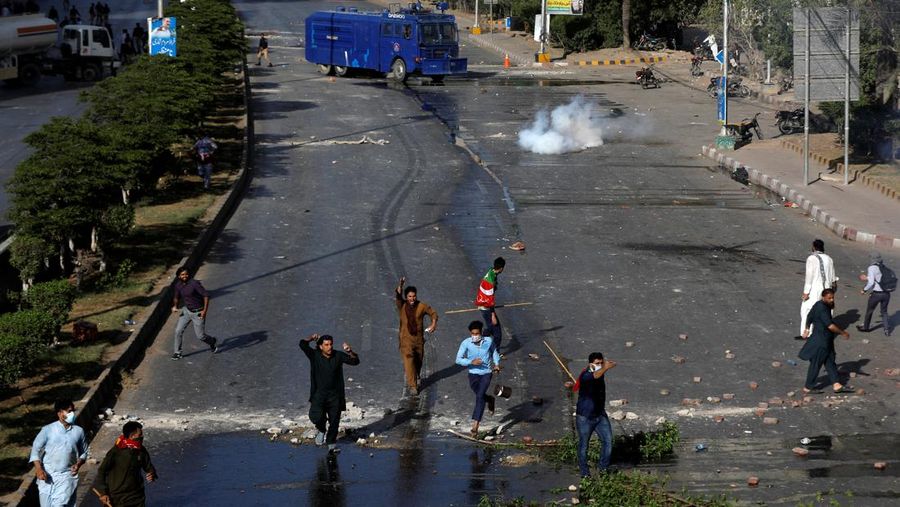 Pendukung mantan Perdana Menteri Pakistan Imran Khan memblokir jalan raya, selama protes menentang penangkapannya, di Karachi, Pakistan, Selasa (9/5/2023). (REUTERS/AKHTAR SOOMRO)