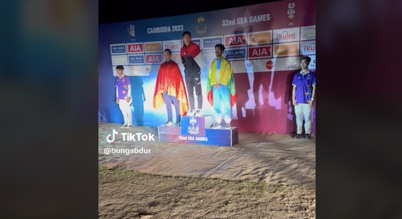 Bendera Indonesia terbalik saat Opening Ceremony SEA Games 2023 di Stadion Nasional Morodok Techo, Phnom Penh, Kamboja, Jumat (5/5/2023). Bendera Indonesia terbalik saat Opening Ceremony SEA Games 2023 di Stadion Nasional Morodok Techo, Phnom Penh, Kamboja, Jumat (5/5/2023). (REUTERS/Kim Kyung-Hoo)