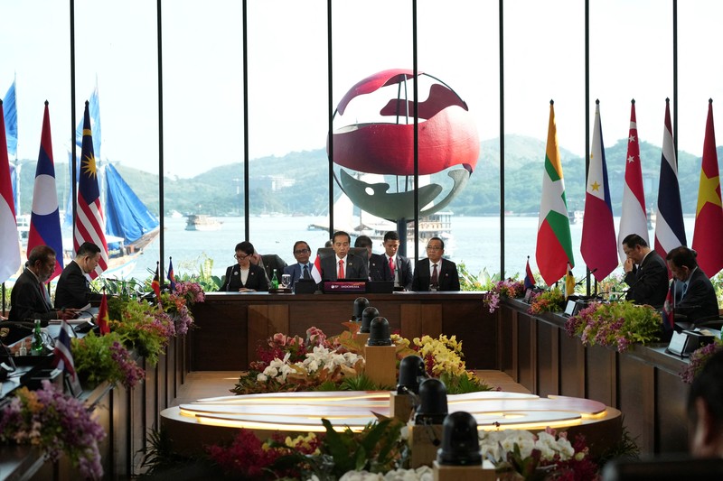 Presiden RI Joko Widodo saat membuka KTT ASEAN ke-42 di Labuan Bajo, Provinsi Nusa Tenggara Timur, Indonesia, Rabu (10/5/2023). Presiden RI Joko Widodo saat membuka KTT ASEAN ke-42 di Labuan Bajo, Provinsi Nusa Tenggara Timur, Indonesia, Rabu (10/5/2023). (Achmad Ibrahim/Pool via REUTERS)