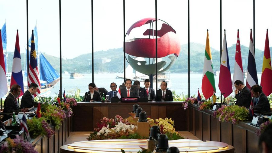 Presiden RI Joko Widodo saat membuka KTT ASEAN ke-42 di Labuan Bajo, Provinsi Nusa Tenggara Timur, Indonesia, Rabu (10/5/2023). (Achmad Ibrahim/Pool via REUTERS)