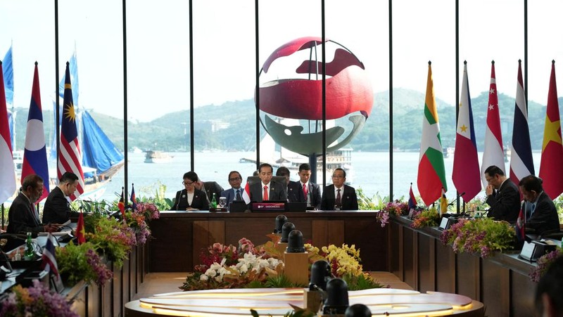 Presiden RI Joko Widodo saat membuka KTT ASEAN ke-42 di Labuan Bajo, Provinsi Nusa Tenggara Timur, Indonesia, Rabu (10/5/2023). (Achmad Ibrahim/Pool via REUTERS)