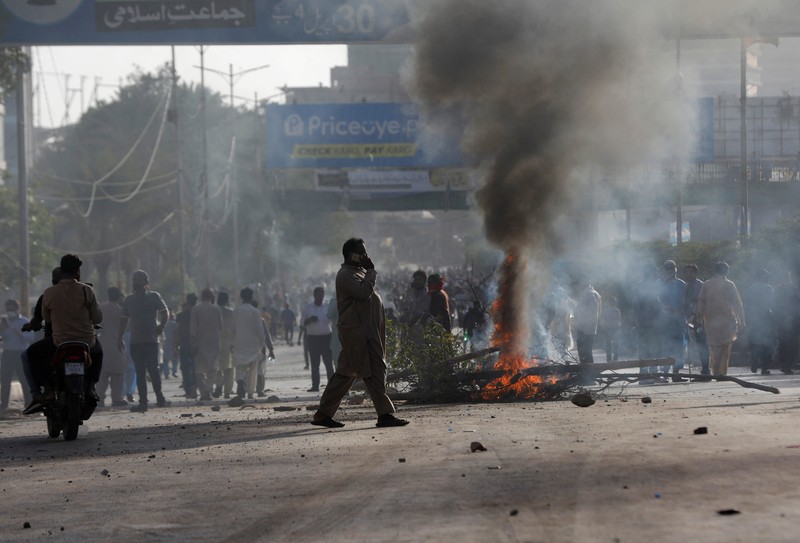 Pendukung mantan Perdana Menteri Pakistan Imran Khan memblokir jalan raya, selama protes menentang penangkapannya, di Karachi, Pakistan, Selasa (9/5/2023). (REUTERS/AKHTAR SOOMRO)