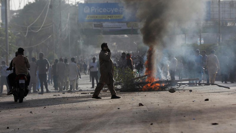 Pendukung mantan Perdana Menteri Pakistan Imran Khan memblokir jalan raya, selama protes menentang penangkapannya, di Karachi, Pakistan, Selasa (9/5/2023). (REUTERS/AKHTAR SOOMRO)