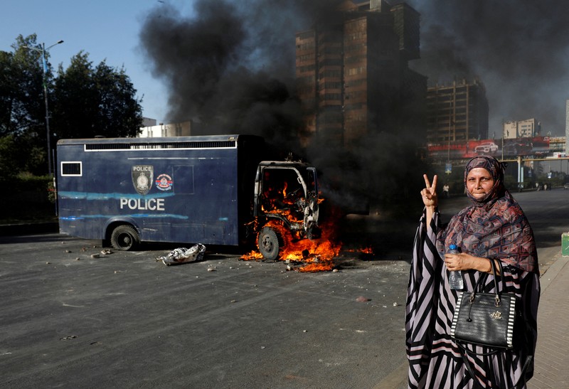 Pendukung mantan Perdana Menteri Pakistan Imran Khan memblokir jalan raya, selama protes menentang penangkapannya, di Karachi, Pakistan, Selasa (9/5/2023). (REUTERS/AKHTAR SOOMRO)