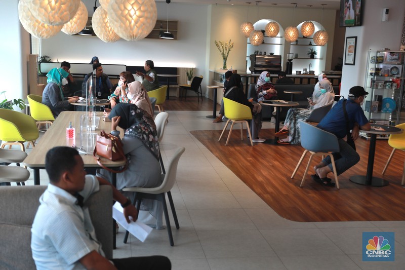 Suasana nasabah saat menunggu layanan di Bank BSI di Kantor Cabang BSI Thamrin, Jakarta Pusat, Rabu (10/5/2023). Suasana nasabah saat menunggu layanan di Bank BSI di Kantor Cabang BSI Thamrin, Jakarta Pusat, Rabu (10/5/2023). (CNBC Indonesia/Muhammad Sabki)