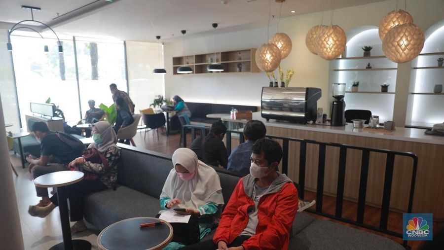 Suasana nasabah saat menunggu layanan di Bank BSI di Kantor Cabang BSI Thamrin, Jakarta Pusat, Rabu (10/5/2023). (CNBC Indonesia/Muhammad Sabki)