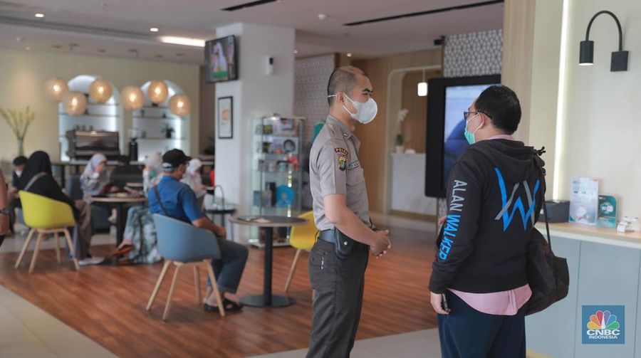 Suasana nasabah saat menunggu layanan di Bank BSI di Kantor Cabang BSI Thamrin, Jakarta Pusat, Rabu (10/5/2023). (CNBC Indonesia/Muhammad Sabki)
