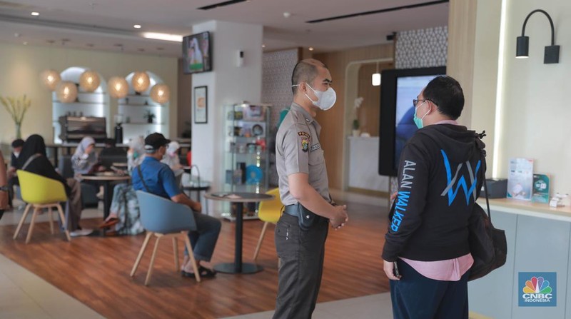 Suasana nasabah saat menunggu layanan di Bank BSI di Kantor Cabang BSI Thamrin, Jakarta Pusat, Rabu (10/5/2023). (CNBC Indonesia/Muhammad Sabki)