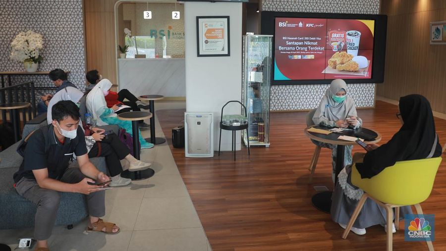 Suasana nasabah saat menunggu layanan di Bank BSI di Kantor Cabang BSI Thamrin, Jakarta Pusat, Rabu (10/5/2023). (CNBC Indonesia/Muhammad Sabki)