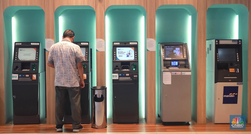 Suasana nasabah saat menunggu layanan di Bank BSI di Kantor Cabang BSI Thamrin, Jakarta Pusat, Rabu (10/5/2023). Suasana nasabah saat menunggu layanan di Bank BSI di Kantor Cabang BSI Thamrin, Jakarta Pusat, Rabu (10/5/2023). (CNBC Indonesia/Muhammad Sabki)