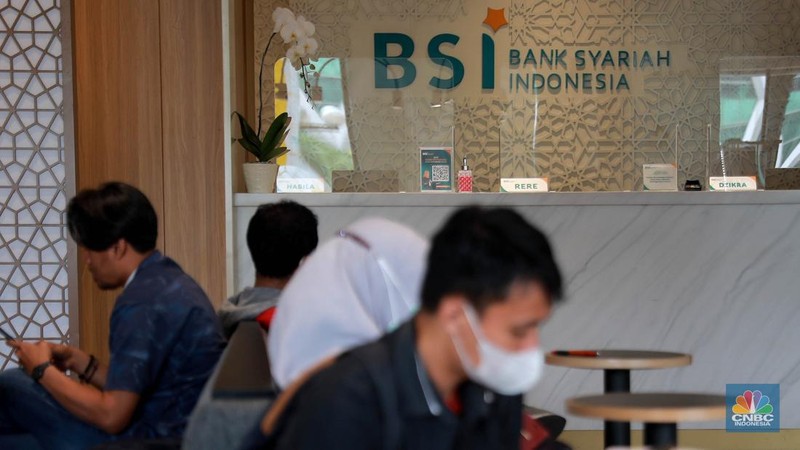 Suasana nasabah saat menunggu layanan di Bank BSI di Kantor Cabang BSI Thamrin, Jakarta Pusat, Rabu (10/5/2023). (CNBC Indonesia/Muhammad Sabki)