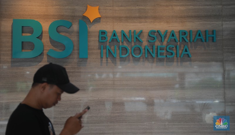 Suasana nasabah saat menunggu layanan di Bank BSI di Kantor Cabang BSI Thamrin, Jakarta Pusat, Rabu (10/5/2023). Suasana nasabah saat menunggu layanan di Bank BSI di Kantor Cabang BSI Thamrin, Jakarta Pusat, Rabu (10/5/2023). (CNBC Indonesia/Muhammad Sabki)