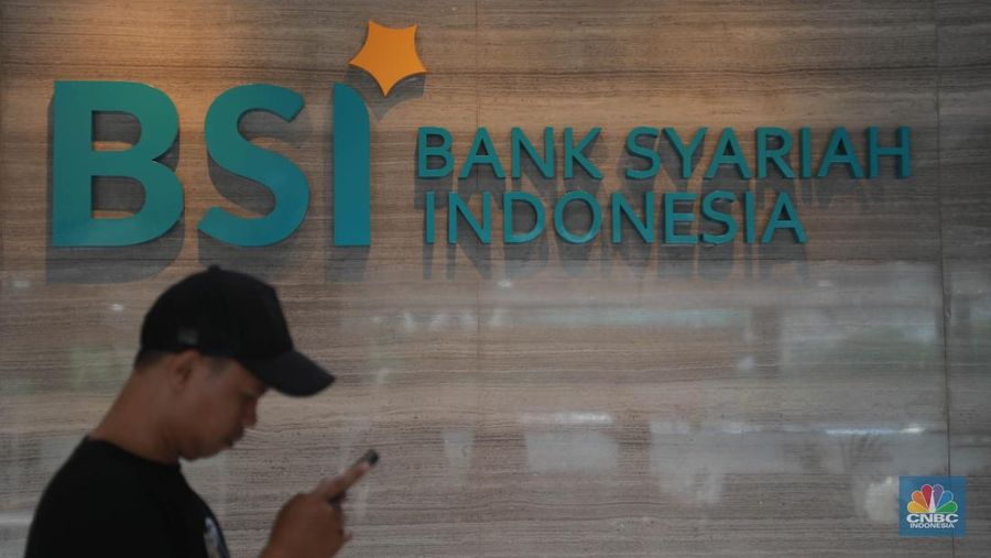 Suasana nasabah saat menunggu layanan di Bank BSI di Kantor Cabang BSI Thamrin, Jakarta Pusat, Rabu (10/5/2023). (²©²ÊÍøÕ¾/Muhammad Sabki)