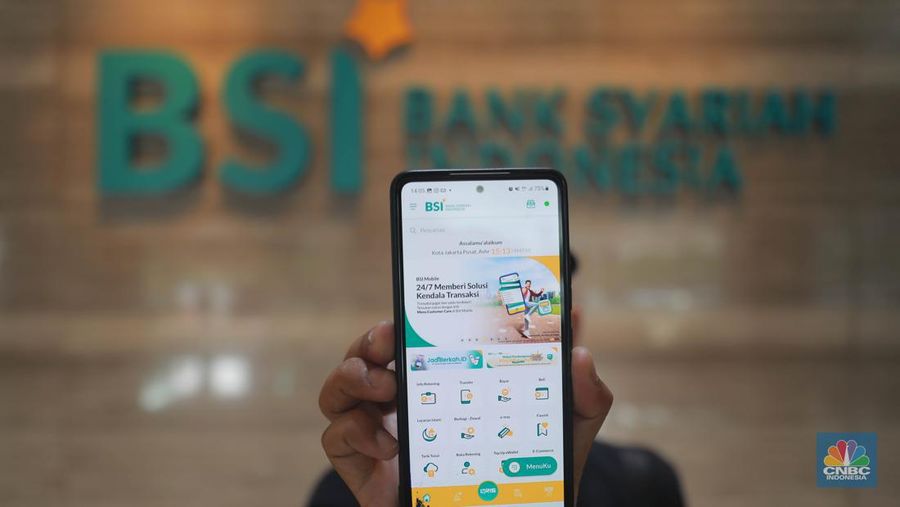 Suasana nasabah saat menunggu layanan di Bank BSI di Kantor Cabang BSI Thamrin, Jakarta Pusat, Rabu (10/5/2023). (CNBC Indonesia/Muhammad Sabki)